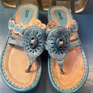 Earth Wander Leather Teal Thong Sandals Women’s 8B Cushioned Slight Wedge